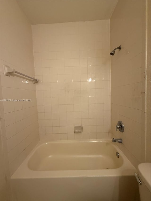 full bath with toilet and shower / tub combination