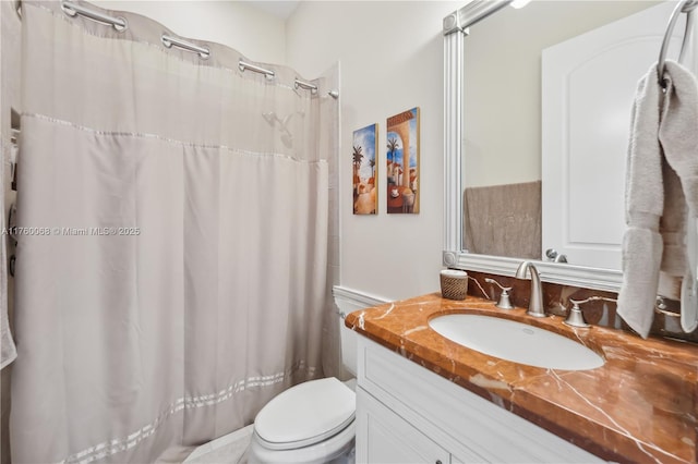 full bathroom with a shower with shower curtain, toilet, and vanity