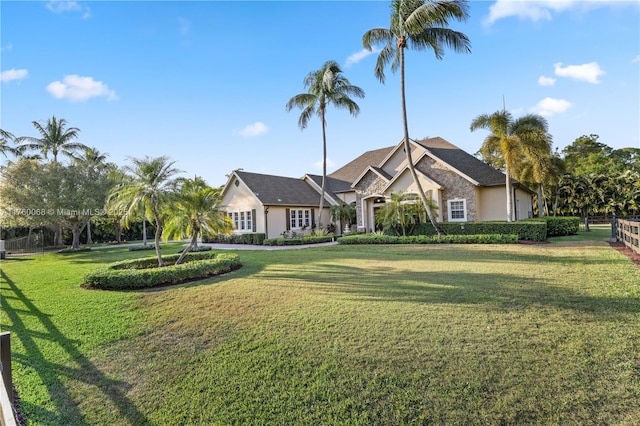 view of front of house featuring a front lawn and fence