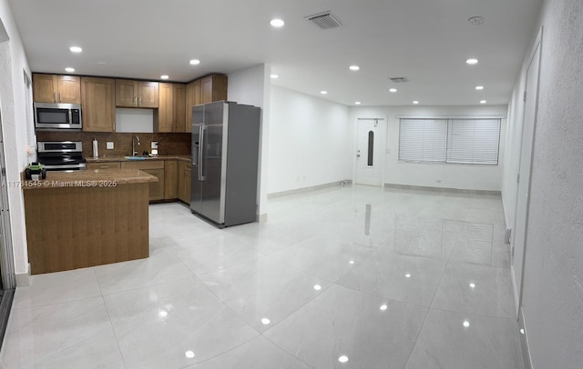 kitchen with tasteful backsplash, visible vents, open floor plan, recessed lighting, and appliances with stainless steel finishes