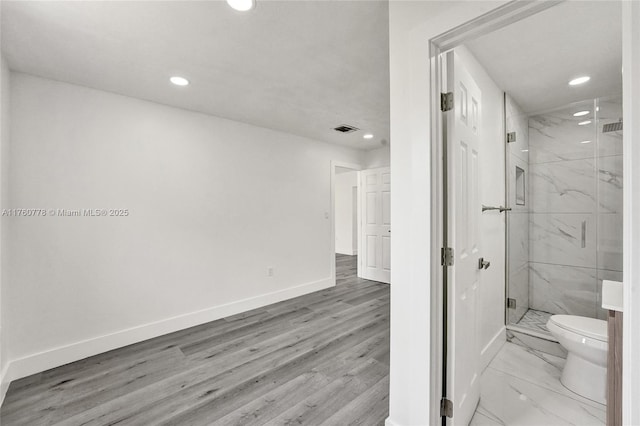 bathroom featuring baseboards, visible vents, a marble finish shower, recessed lighting, and toilet