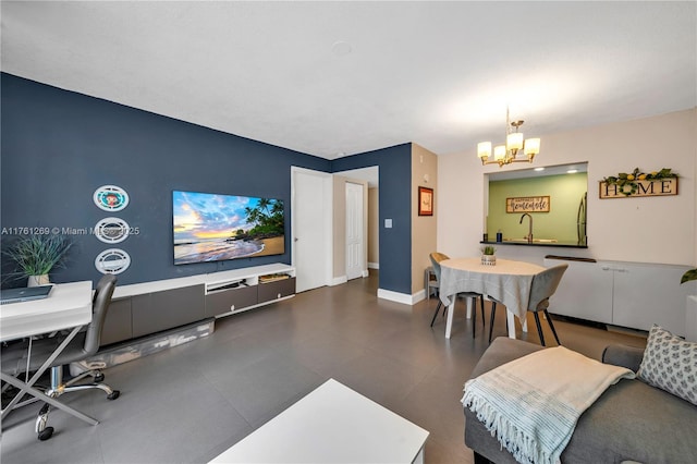 living area featuring a notable chandelier and baseboards