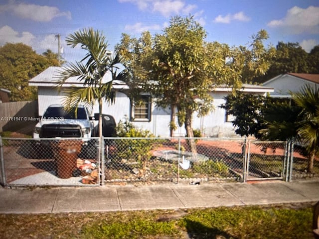 view of front facade featuring a gate and a fenced front yard