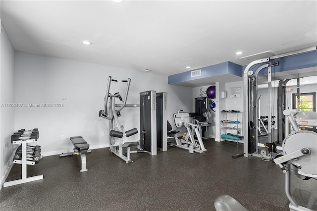 workout area with visible vents, recessed lighting, and baseboards