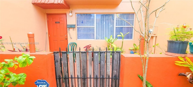 view of exterior entry featuring stucco siding