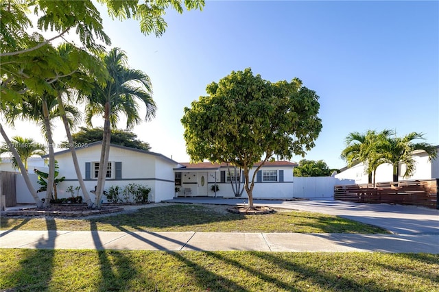 view of front of home featuring a front yard and fence