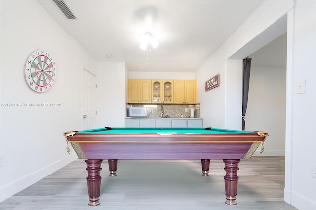 recreation room featuring visible vents, baseboards, indoor bar, and billiards