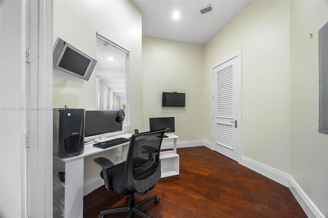 home office featuring recessed lighting, visible vents, baseboards, and wood finished floors