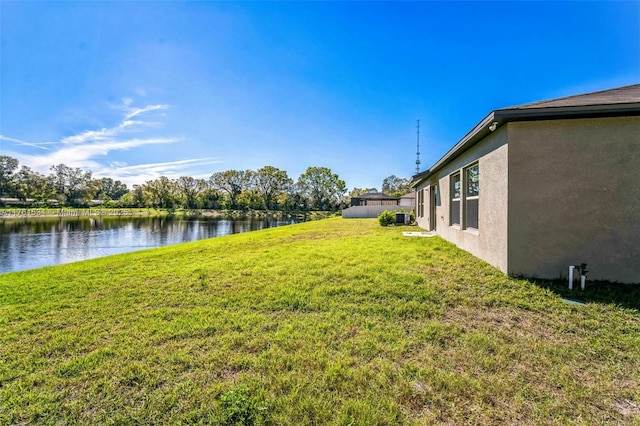 view of yard featuring a water view