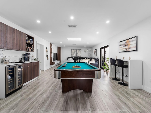 recreation room with recessed lighting, visible vents, wet bar, and beverage cooler