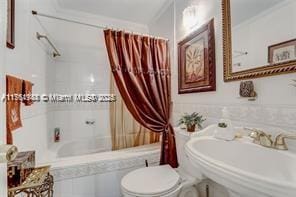 full bath featuring a sink, toilet, shower / bath combo, and crown molding