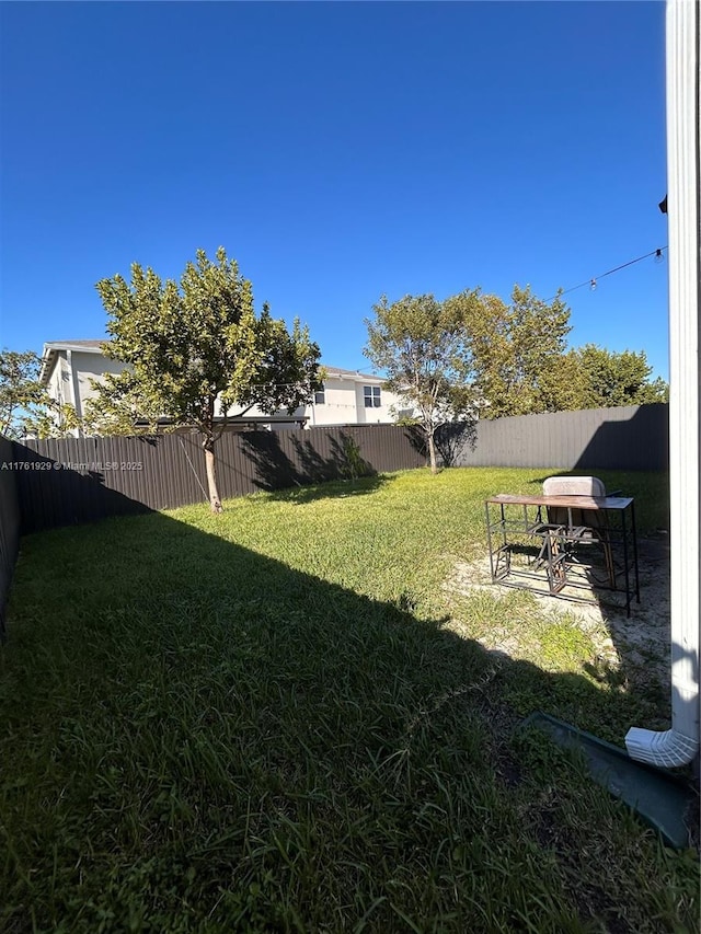 view of yard featuring a fenced backyard