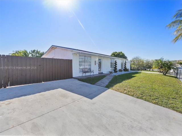 view of front of home featuring a front lawn and fence
