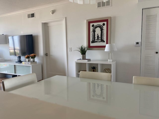 dining area with visible vents and crown molding