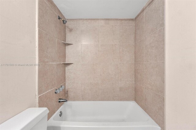 full bath with toilet and shower / bathtub combination