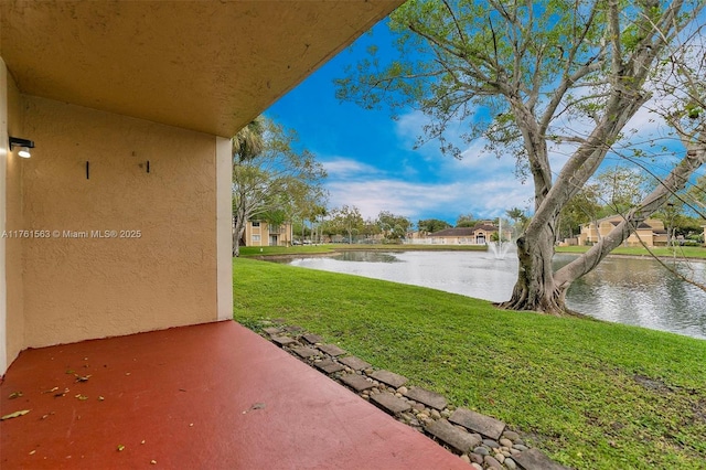 view of yard featuring a water view