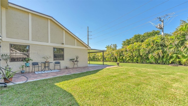 view of yard featuring a patio area