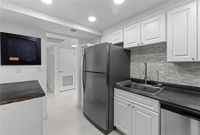 kitchen featuring dark countertops, visible vents, stainless steel appliances, and a sink