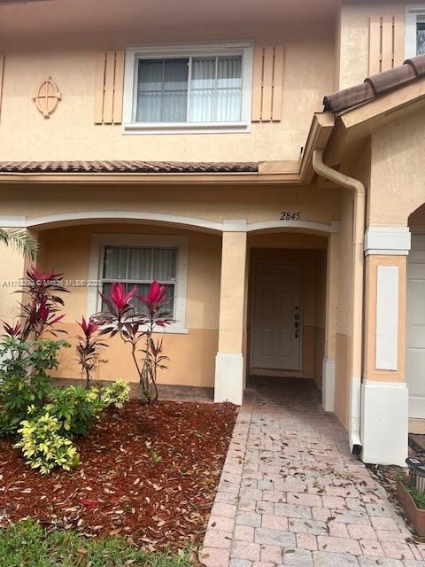 property entrance featuring stucco siding