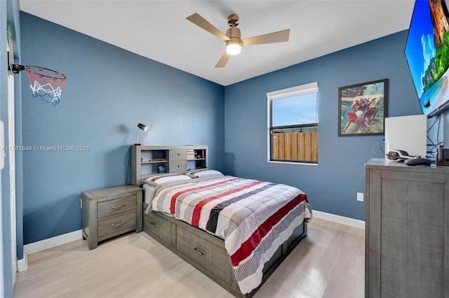 bedroom with light wood-style floors, baseboards, and ceiling fan