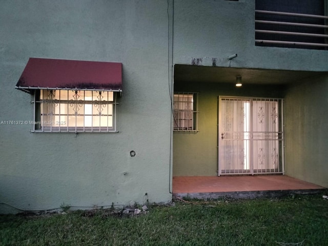 view of exterior entry with stucco siding