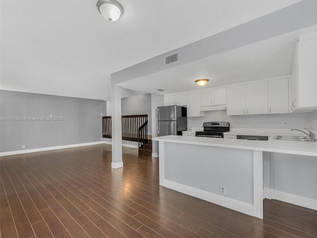 kitchen with visible vents, stainless steel appliances, light countertops, and a sink