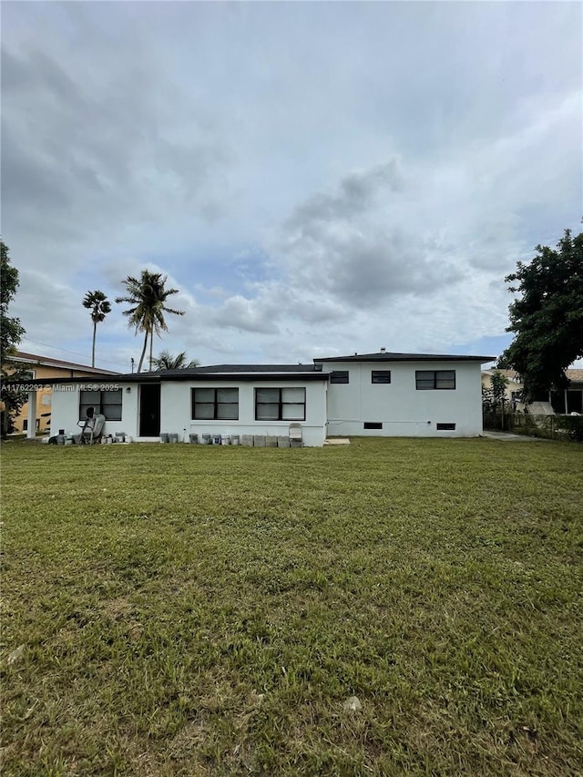 view of front of home featuring a front lawn