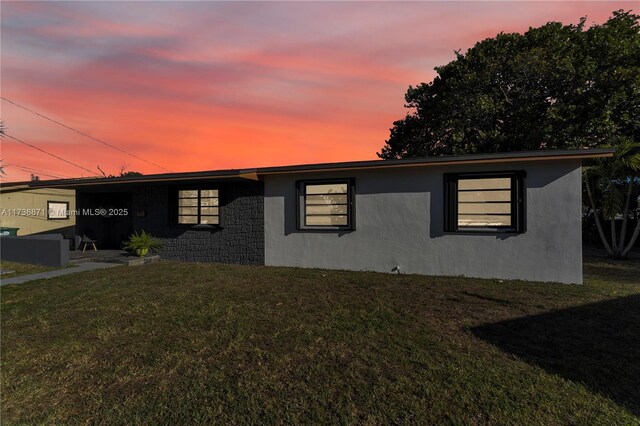 view of front facade featuring a front lawn and stucco siding