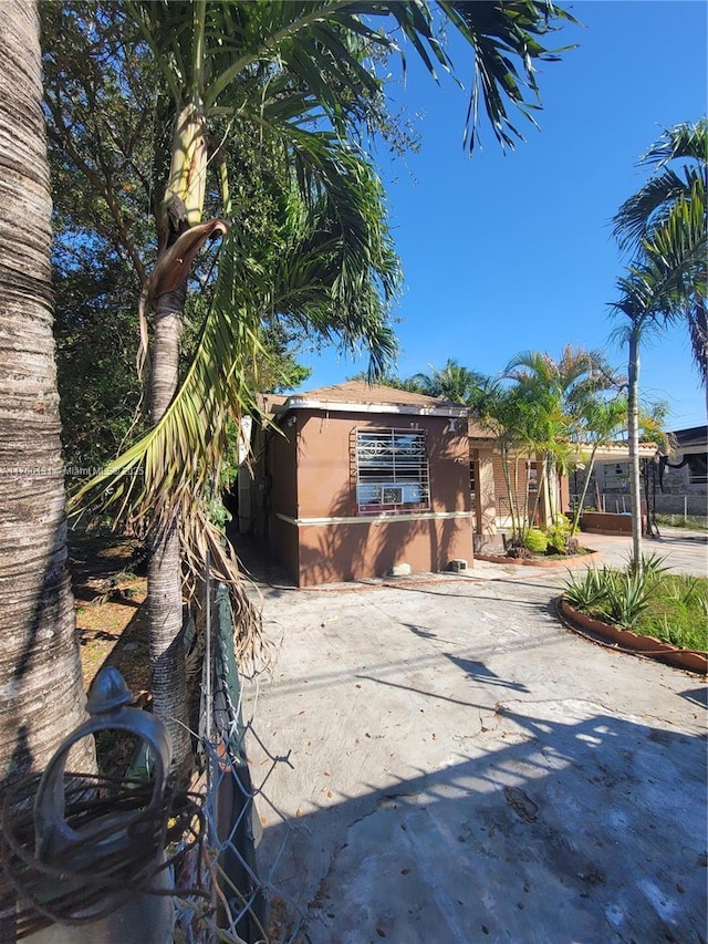 view of front of property featuring stucco siding