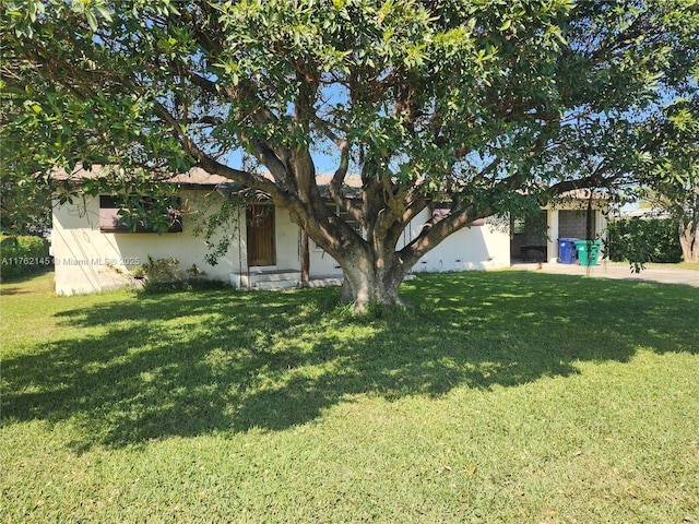 view of front facade featuring a front lawn