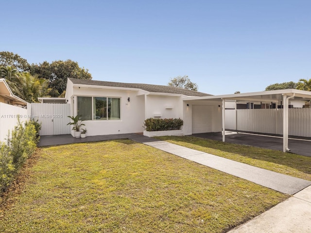 view of front of property with stucco siding, a garage, a front yard, and fence