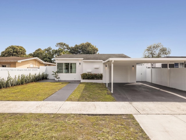 view of front of home featuring stucco siding, driveway, a front lawn, fence, and a carport