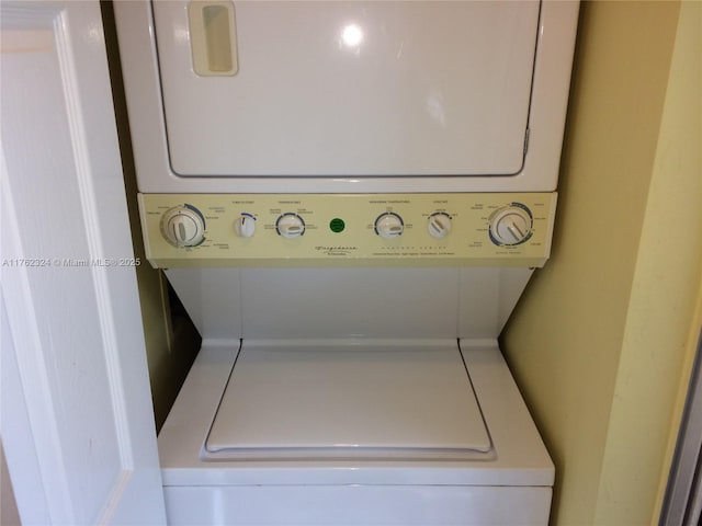 washroom with laundry area, mail area, and stacked washer and dryer