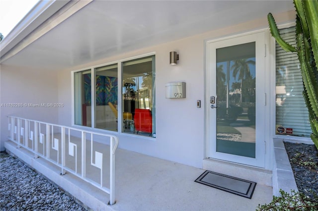 952 Hollywood Blvd, Hollywood, FL 33019 - property entrance with stucco siding