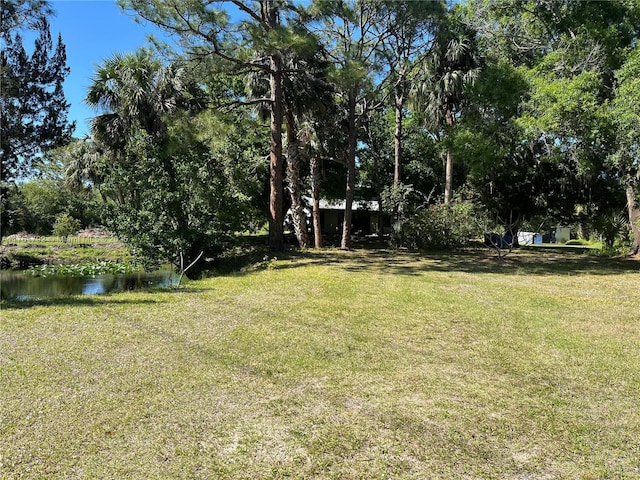 view of yard featuring a water view