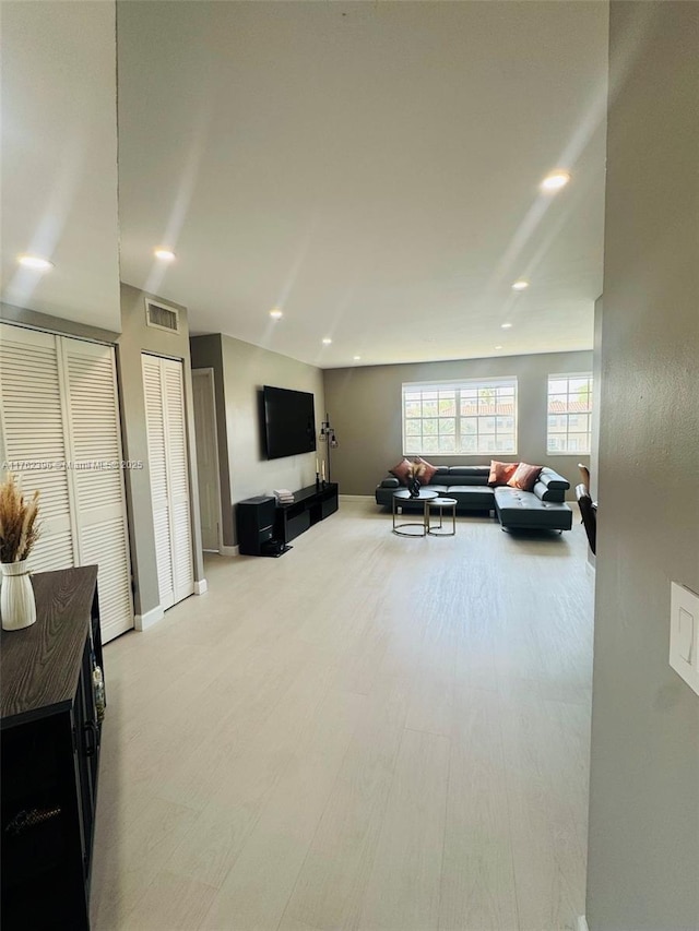 living room featuring recessed lighting, visible vents, baseboards, and wood finished floors