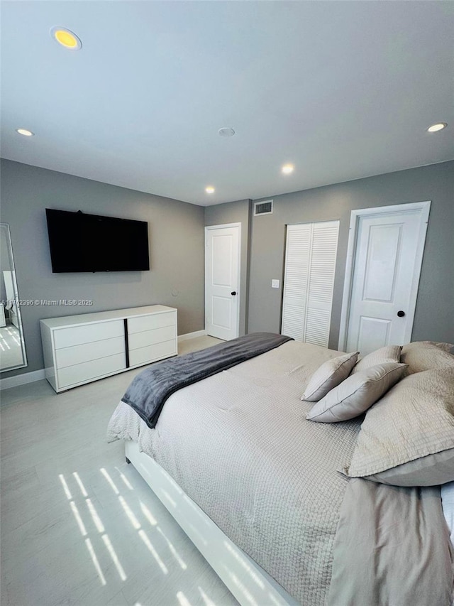 bedroom featuring recessed lighting, visible vents, baseboards, and carpet floors