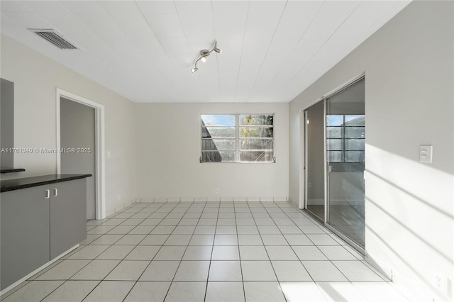 empty room featuring visible vents and light tile patterned flooring