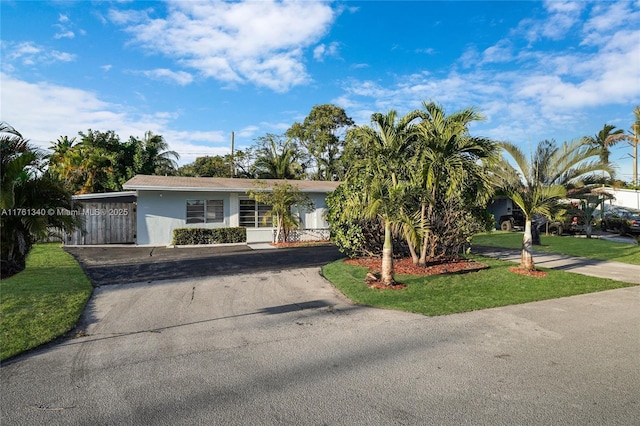 view of front of property featuring a front lawn