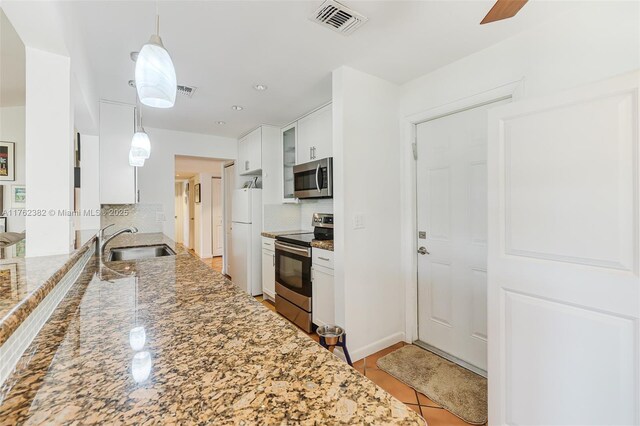 kitchen with a sink, decorative backsplash, visible vents, and stainless steel appliances