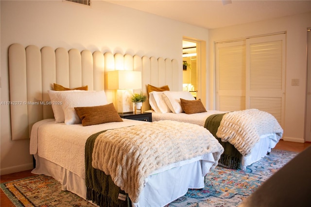 bedroom featuring a closet, visible vents, and baseboards