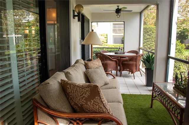 sunroom with ceiling fan