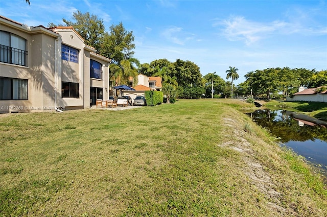 view of yard featuring a patio area