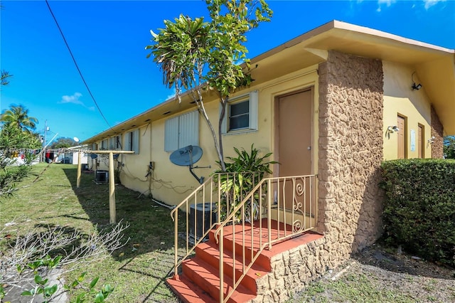 view of side of property featuring a yard and stucco siding