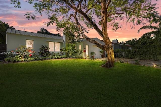 view of yard at dusk