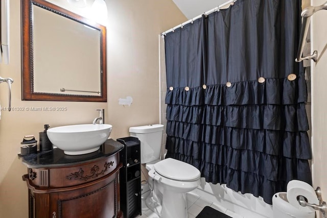 full bath featuring a shower with curtain, vanity, and toilet