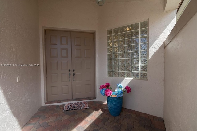 property entrance featuring stucco siding