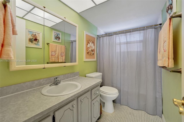 full bath featuring tile patterned floors, a shower with curtain, toilet, and vanity