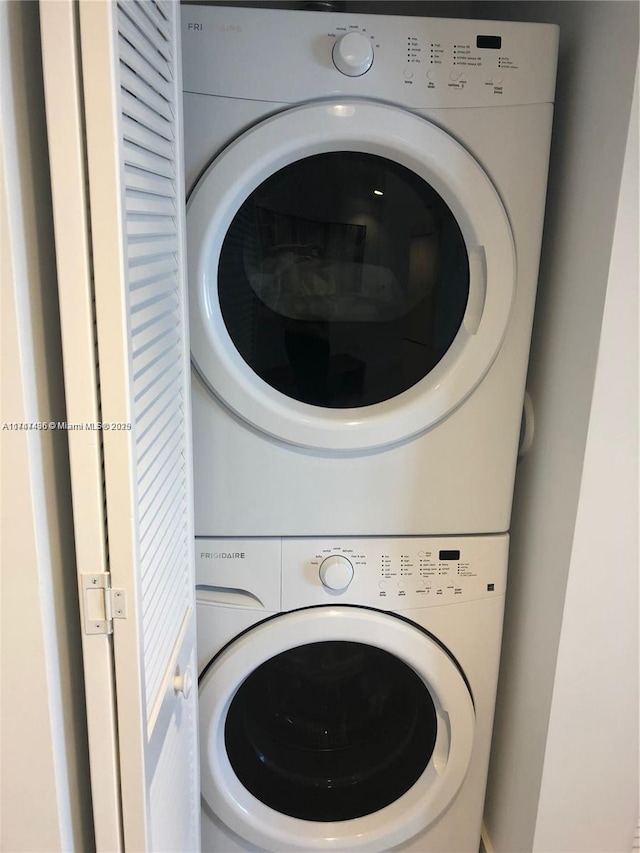 laundry room with laundry area and stacked washer and clothes dryer