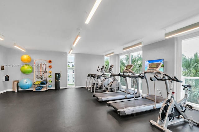 exercise room featuring baseboards